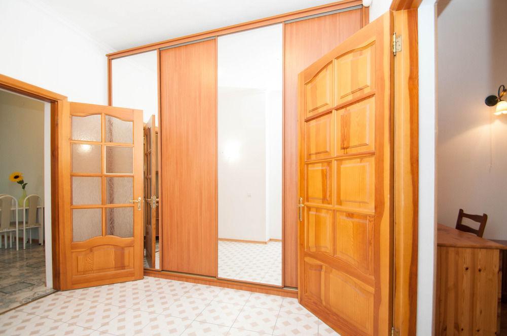 Hostel Kreschatik Kiev Esterno foto
