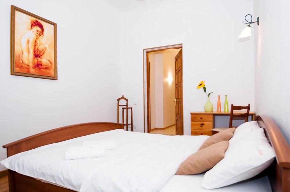 Hostel Kreschatik Kiev Esterno foto