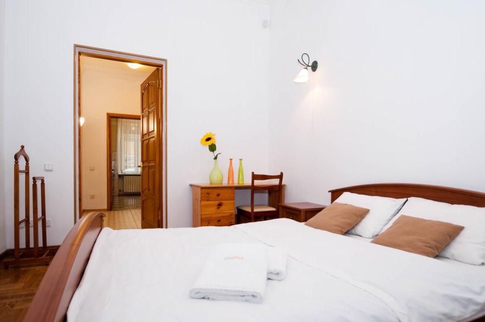 Hostel Kreschatik Kiev Esterno foto